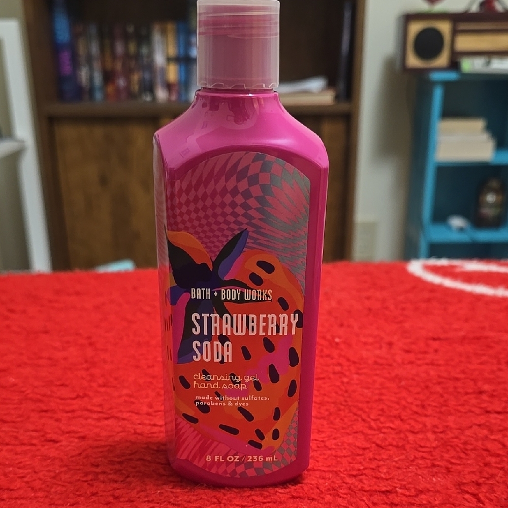 Bath & Body Works Strawberry Soda Hand Soap - Pink